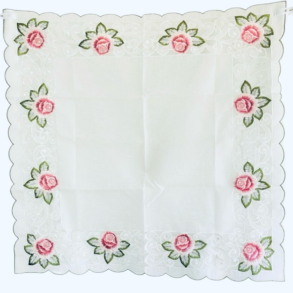 EMBROIDERED TABLECLOTH centerpiece on thick polyester roses 2’9” - Picture 2 of 7